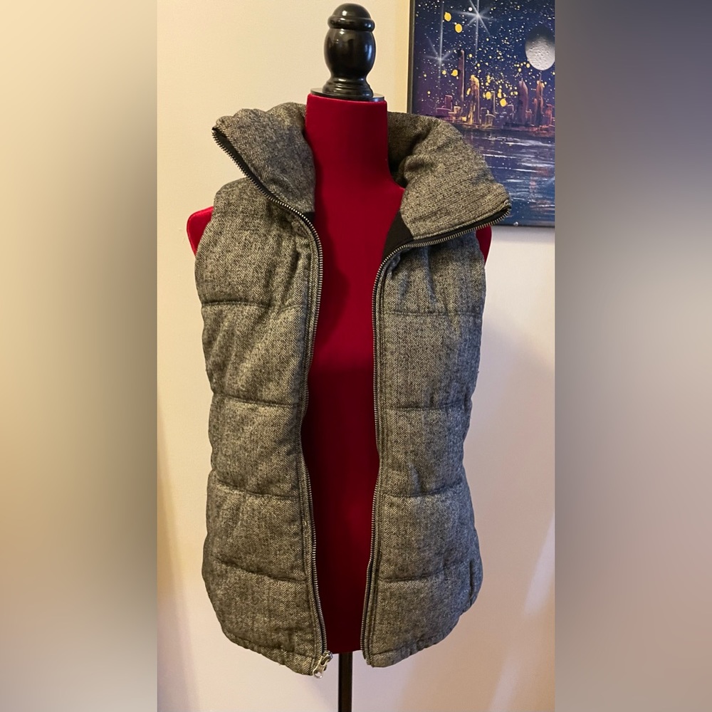 Old Navy Zipper Up Vest. Grey.